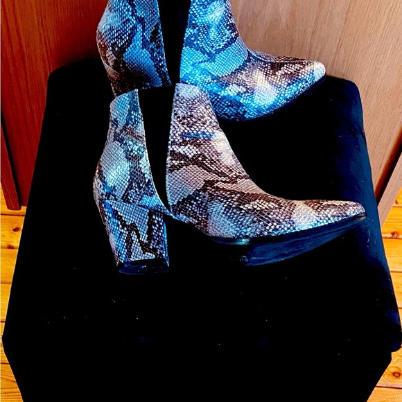 Snake print boots. Never worn. - Picture 2 of 3